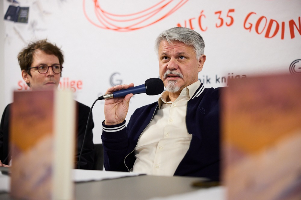 Od ljubavi do sjekire - roman koji počinje nježno, a završava brutalno 2 0w9a8932